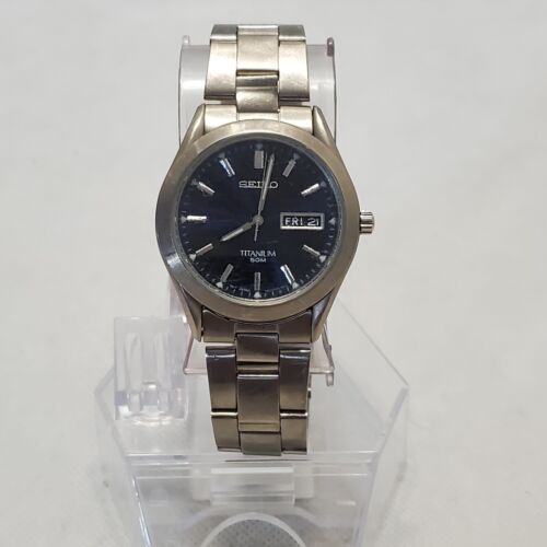 Men s Seiko 7N43 0AB0 Titanium Day Date Quartz Watch New Battery