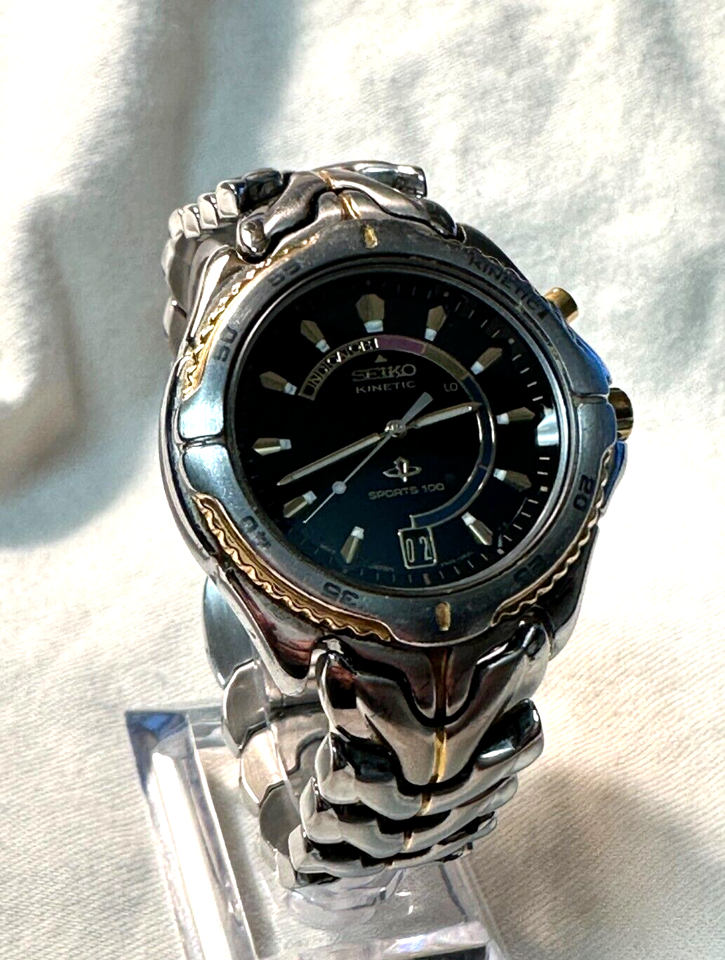 Seiko Kinetic Sports 100 5M42 0B09 Black Dial Two Tone Styling