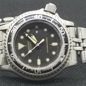 VINTAGE SEIKO 7N85-003A MID-SIZE QUARTZ SCUBA DIVER 200M DAY Watch