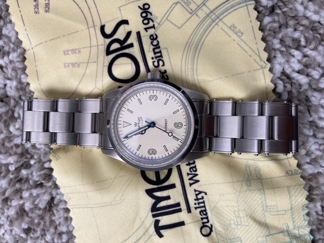 Smiths everest white online dial