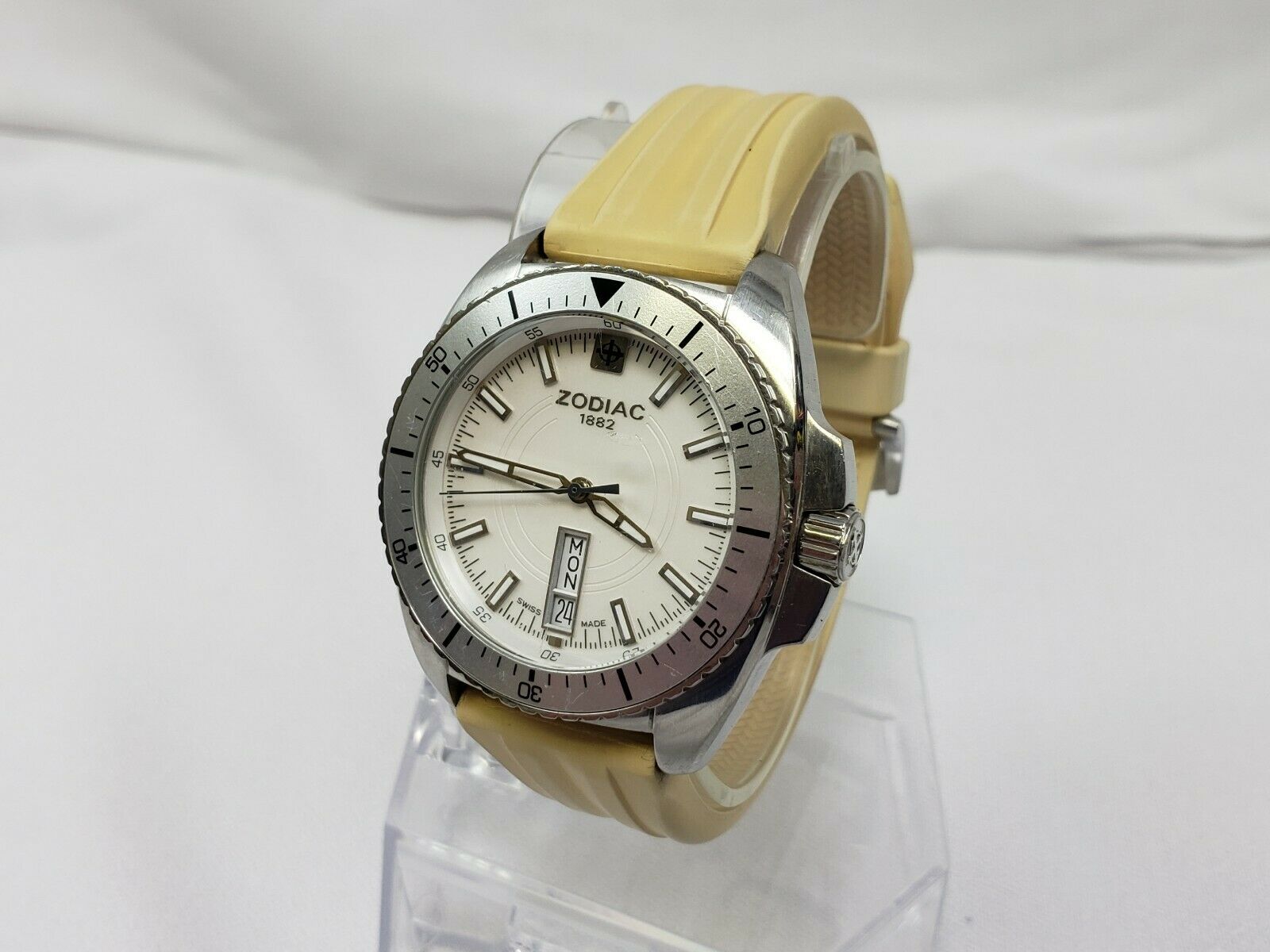 Zodiac ZO5536 Speed Dragon Watch White/Cream Band New Batteries