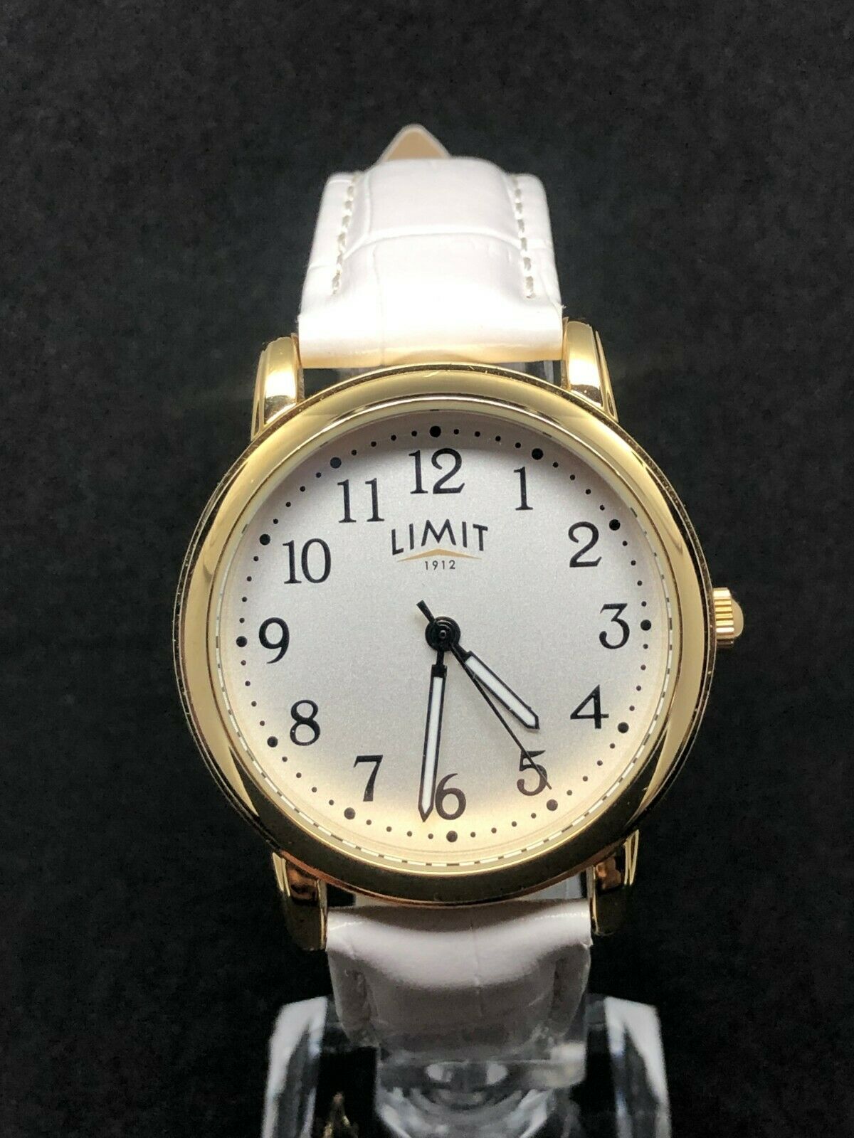 Limit discount quartz watch