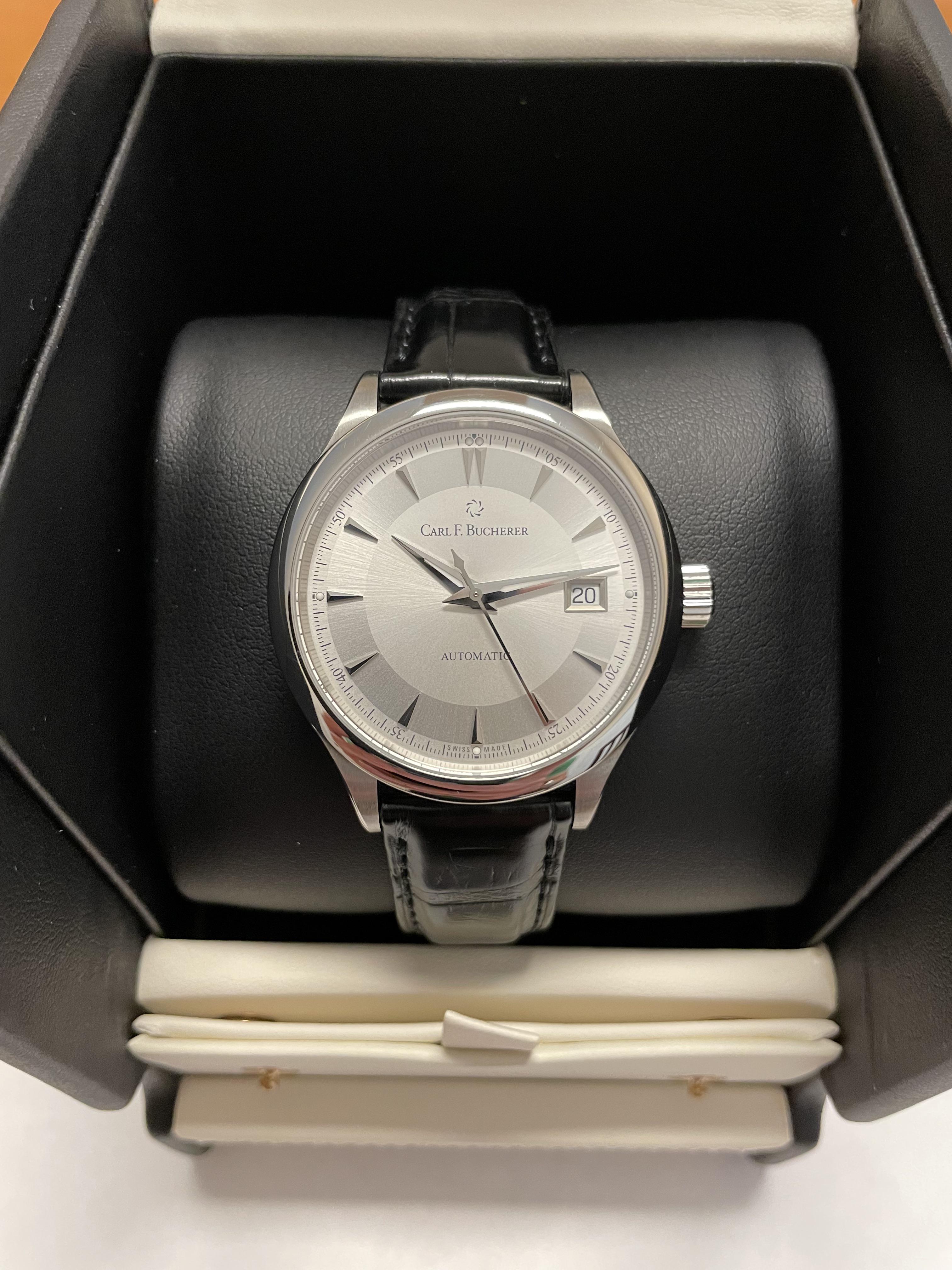 Manero autodate in stainless steel with a white outlet dial