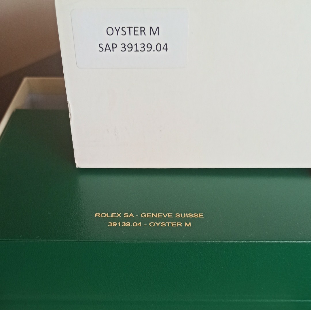 Rolex Medium Box (Oyster M 39139.04) Complete with Outer Box and