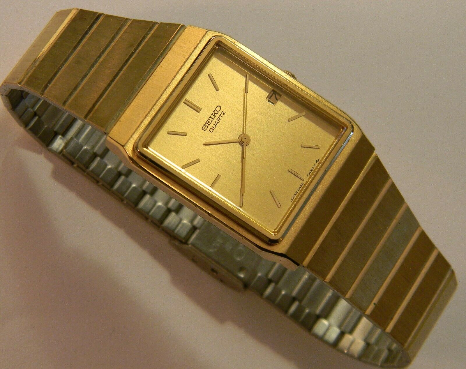 VINTAGE SEIKO 2A32 QUARTZ MENS WATCH - ORIGINAL BAND - NEW BATTERY 