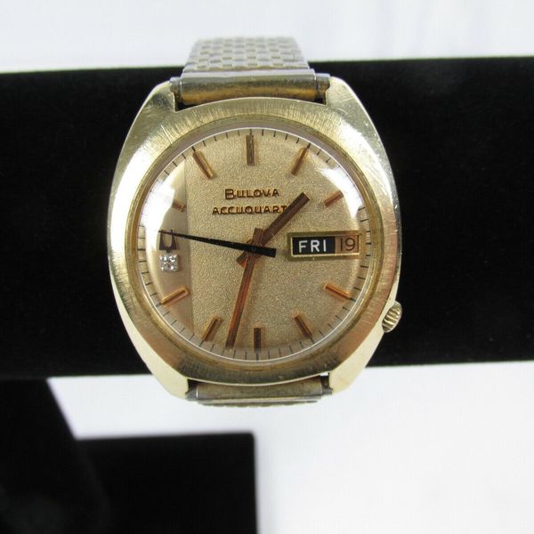 Vintage Mens BULOVA ACCUQUARTZ 14K Gold WATCH w/ Diamond Accent