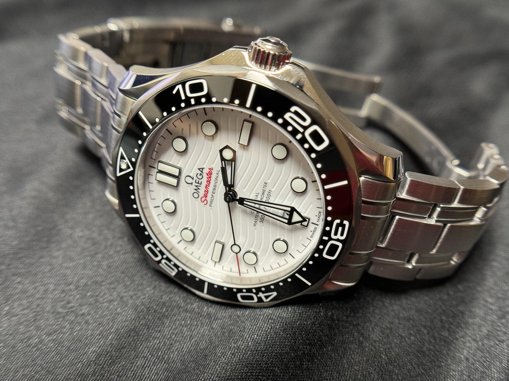 Omega seamaster diver discount 300m white dial