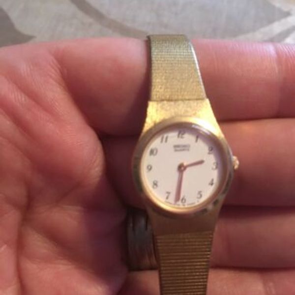 Vintage Seiko 2Y00-0010 Gold Tone Women's Watch New Battery Excellent  Condition | WatchCharts
