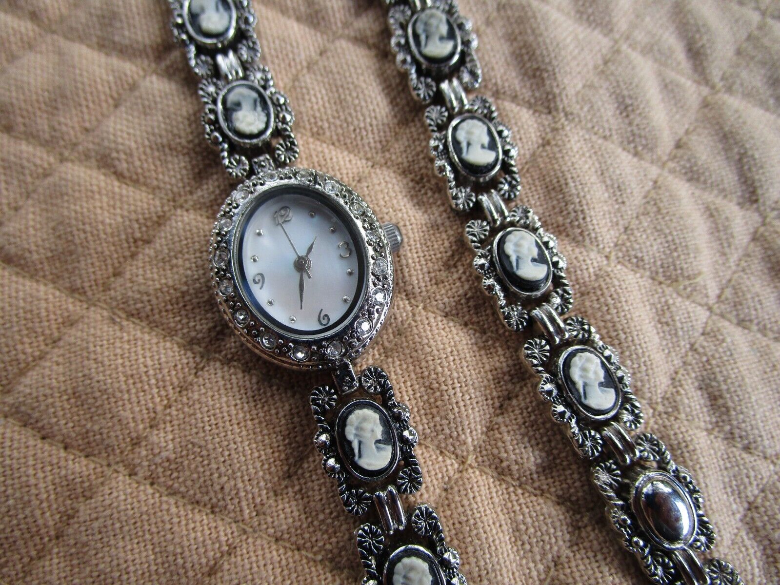 LADIES CHRISTIAN BENET WATCH & BRACELET CAMEO WRISTWATCH 