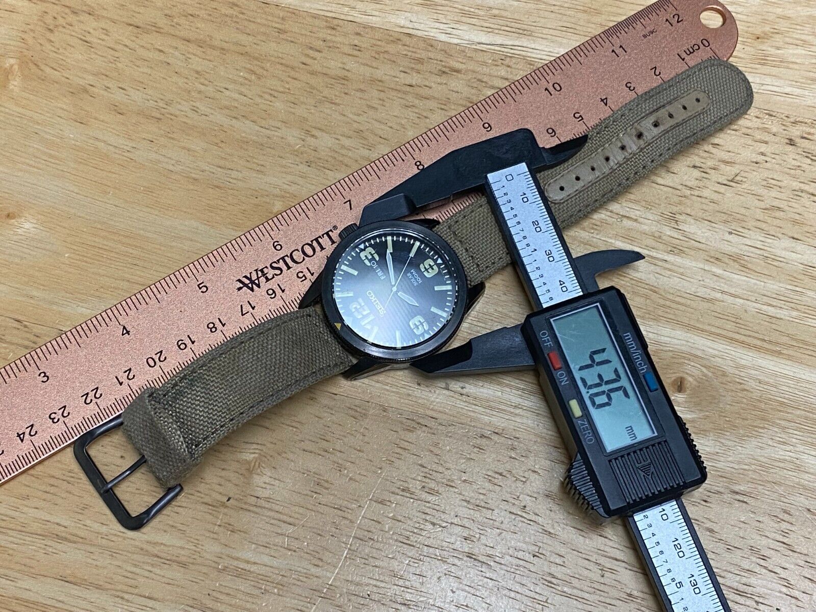 Seiko V158-0AR0 Mens 100m Black Steel Solar Powered Analog Quartz 