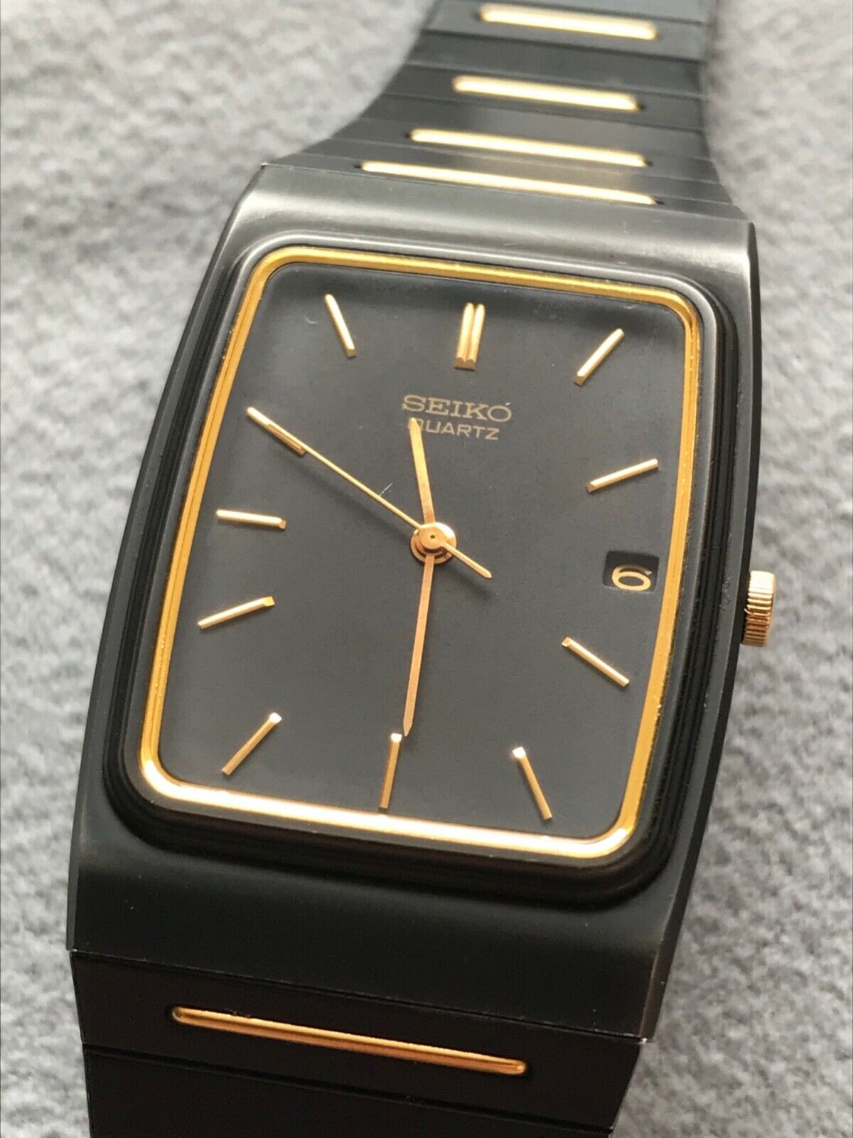 Seiko 2A32-5059 quartz mens watch slim line black and gold