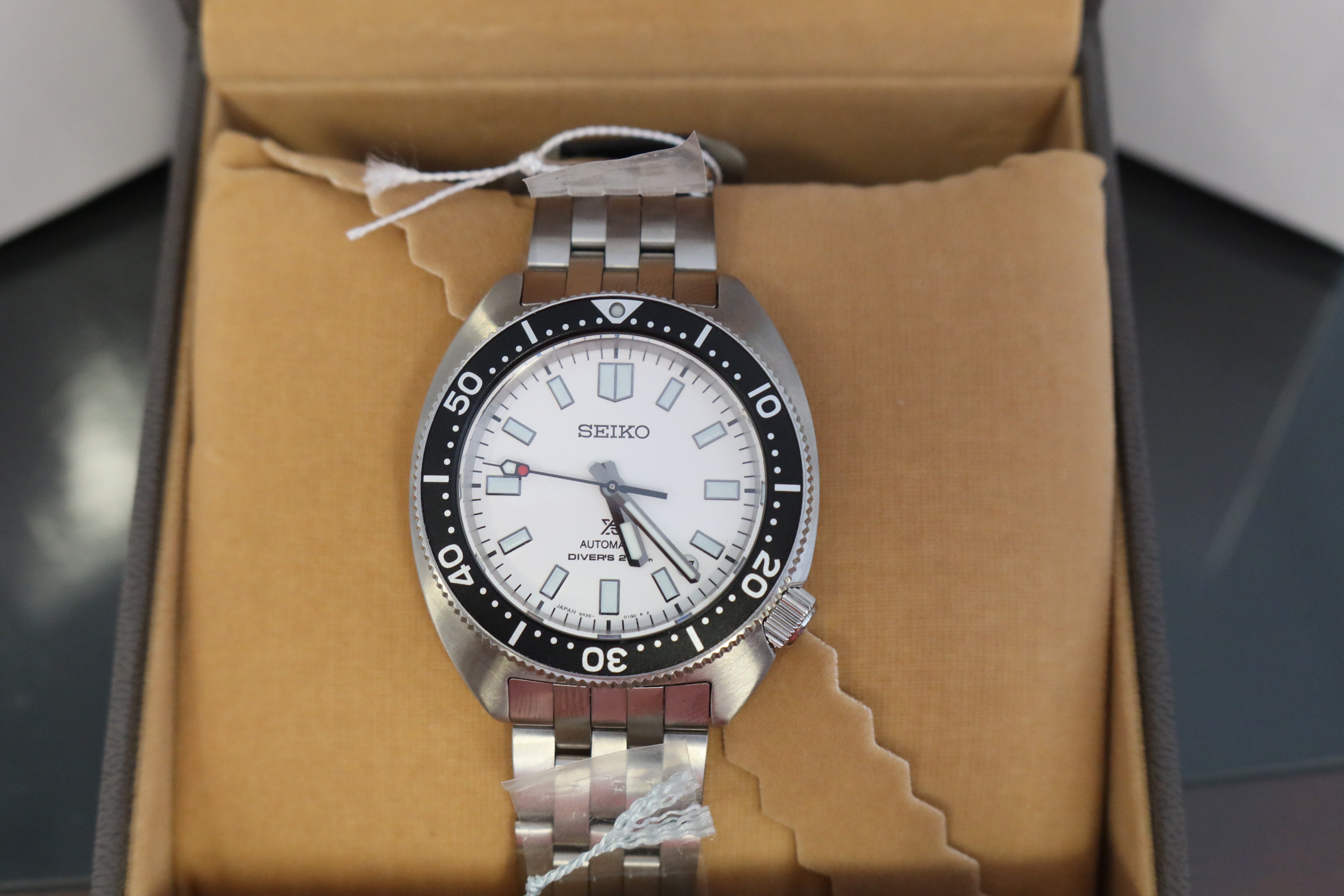 725 USD] FS - Seiko SBDC171 - Slim Willard - White Dial Vintage Style  Diver, unworn unsized bracelet. | WatchCharts