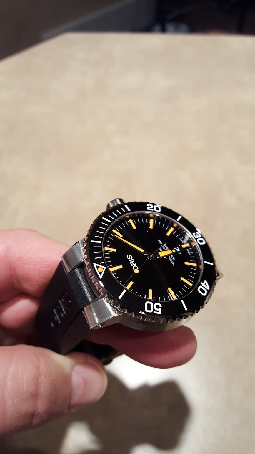 fs Oris 2017 Aquis diver black on rubber 01 733 7730 4159 07 4