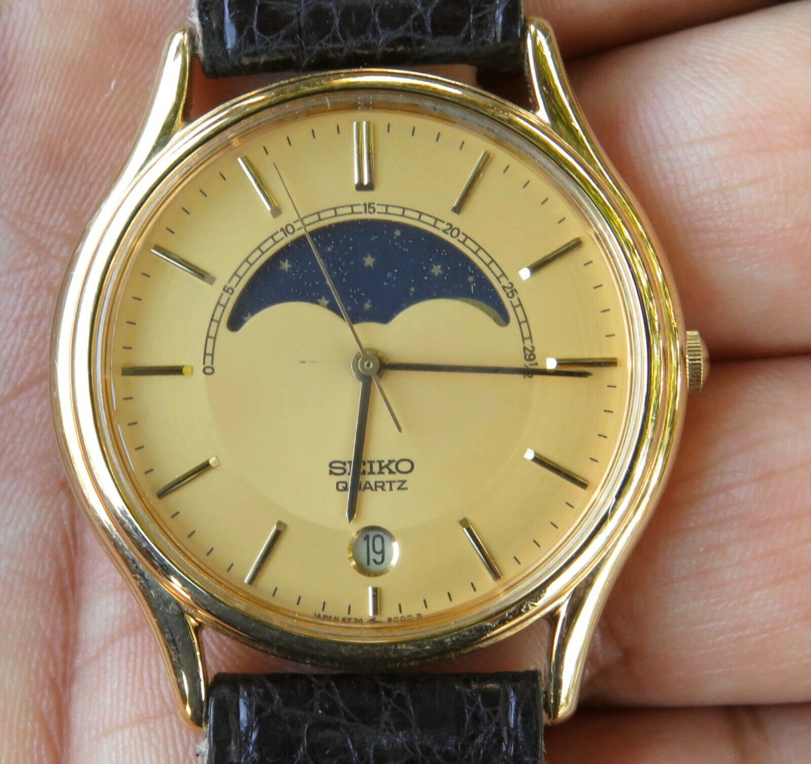 Vintage SEIKO 6F24 8000 Moon Phase Quartz Watch 34mm Moonphase