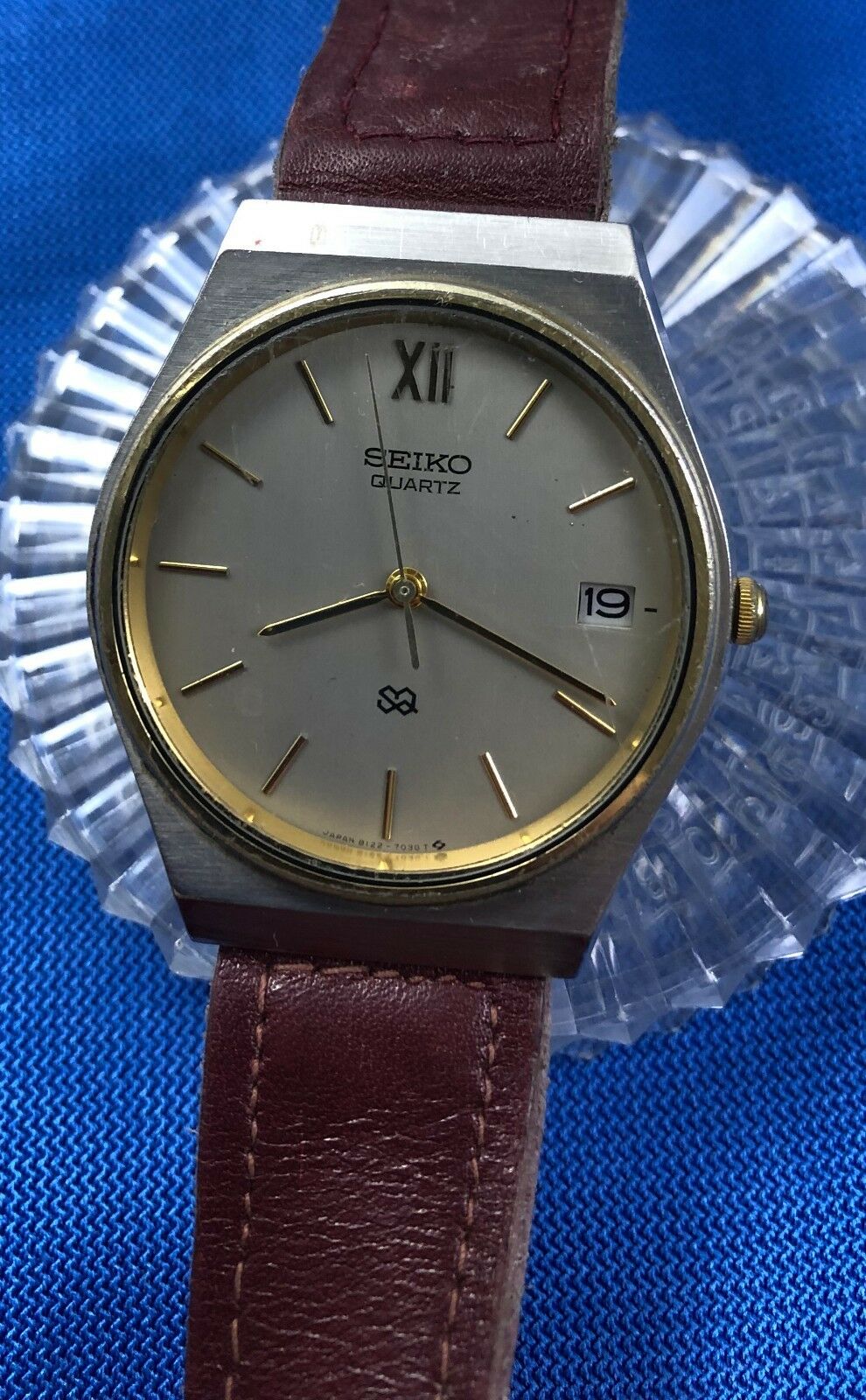 Vintage Men s Seiko 8122 7019 Quartz Date Wristwatch Runs Great