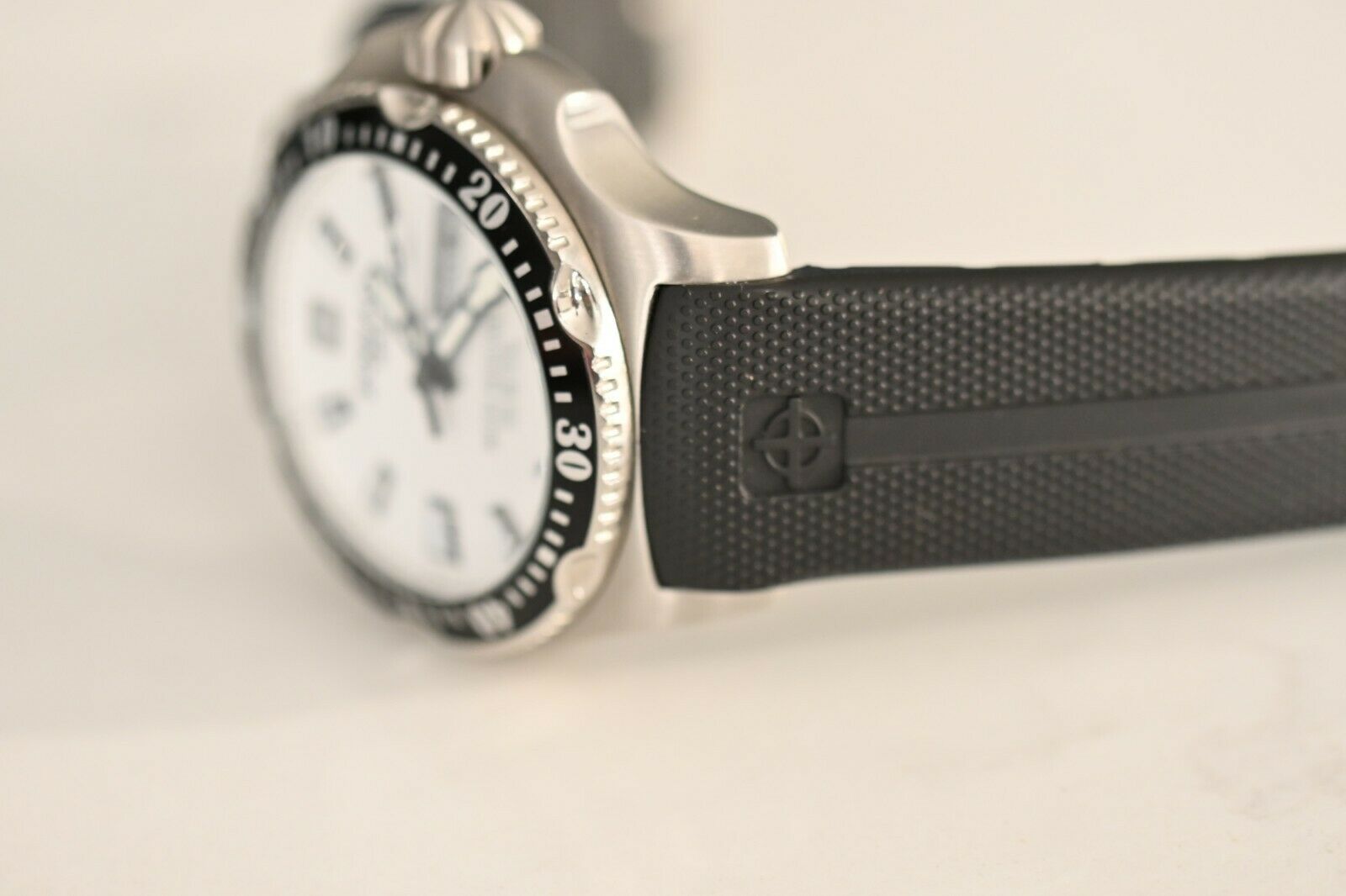 Zodiac Deep Reef Watch Z07901 Mens 200m White Dial Black Bezel