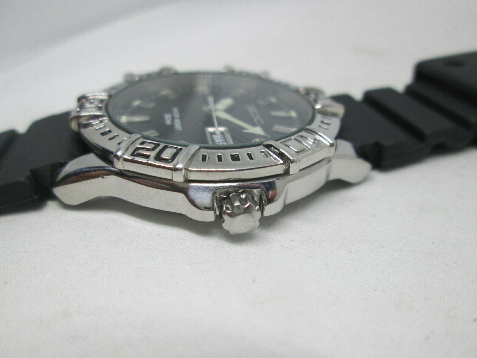 SEIKO V743-8080 DAYDATE STAINLESS STEEL QUARTZ MENS DIVER WATCH