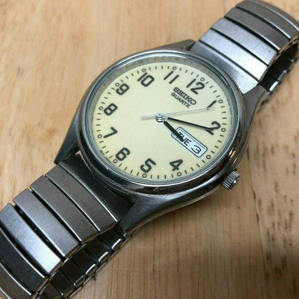 Vintage Seiko 7N439048 Men Luminous Dial Quartz Watch HourDay Date