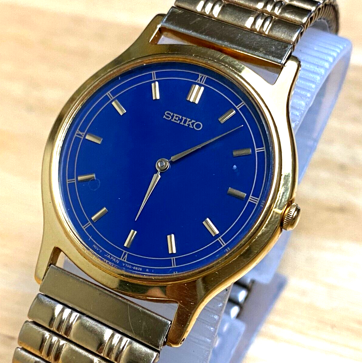 マブページ SEIKO V700 Vintage Men's Watch Seiko V700 8A13 Quartz Gold Tone Black