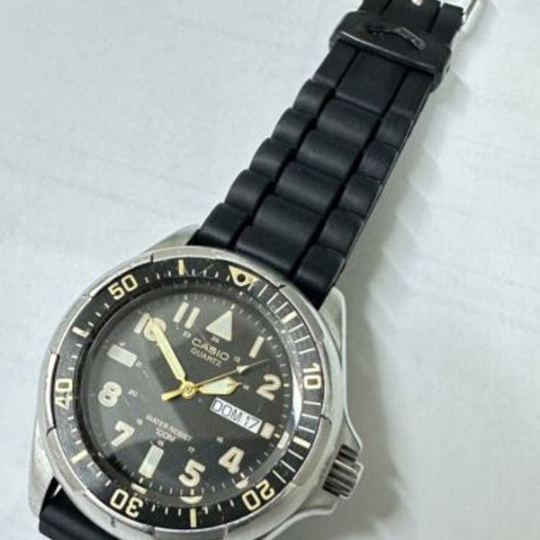 reloj CASIO MD-502 DIVER'S QUARTZ DAY DATE 100M JAPAN VINTAGE