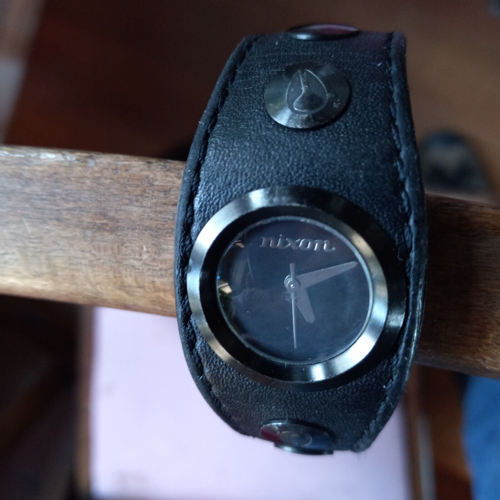NIXON  display picture 2
