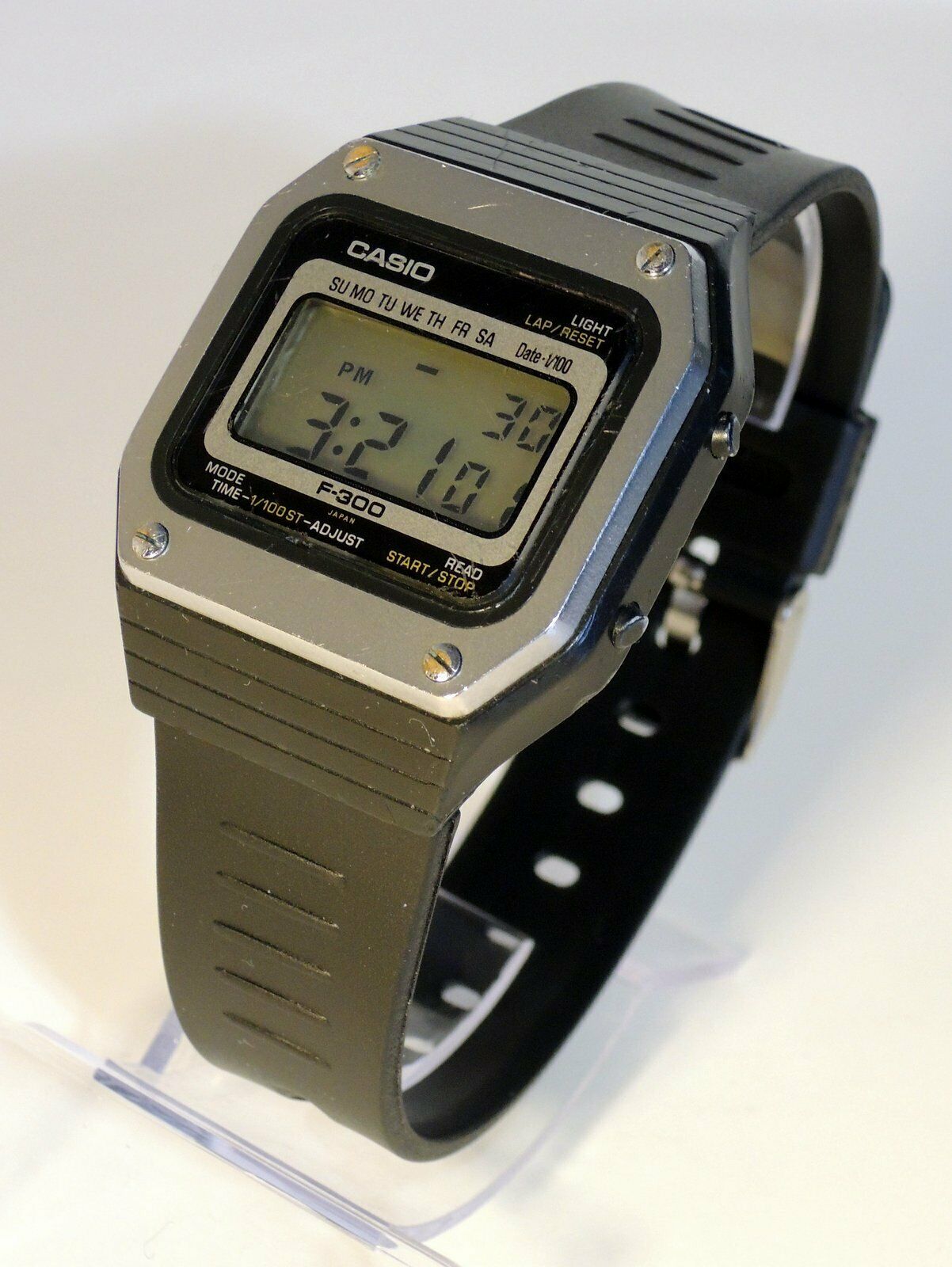 レア VINTAGE 1980's CASIO F-300 デジタル腕時計 CASIO - F-300 - Digital - Vintage Digital Watch - Digital-Watch.com