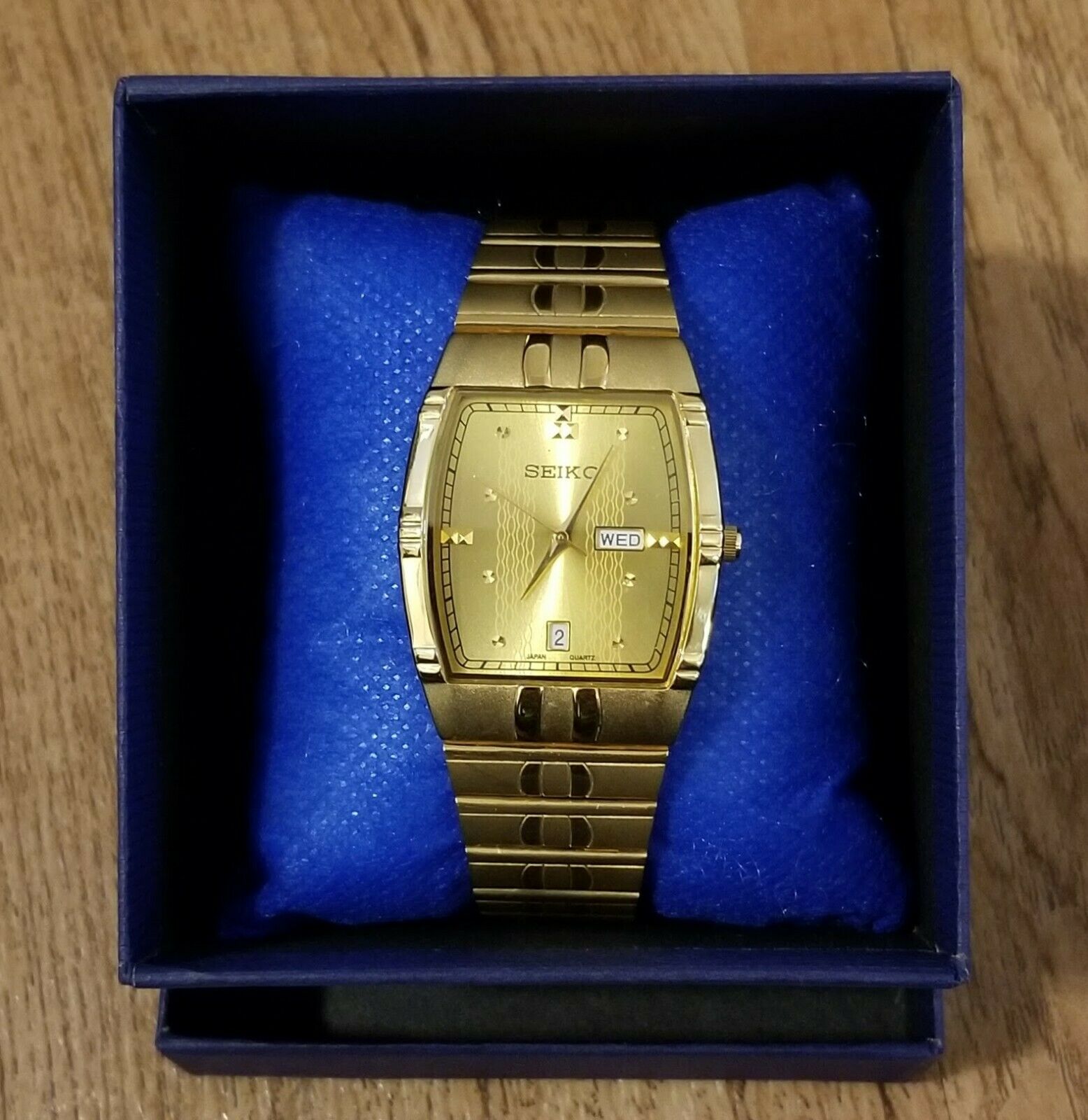 Seiko 7N01-0EC0 R2 Rectangular Face Gold Tone Watch Day + Date 