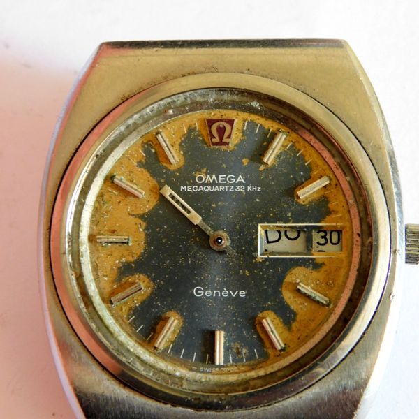 VINTAGE GENTS OMEGA WATCH DAY / DATE MEGAQUARTZ 32 KHz 1960030 ...