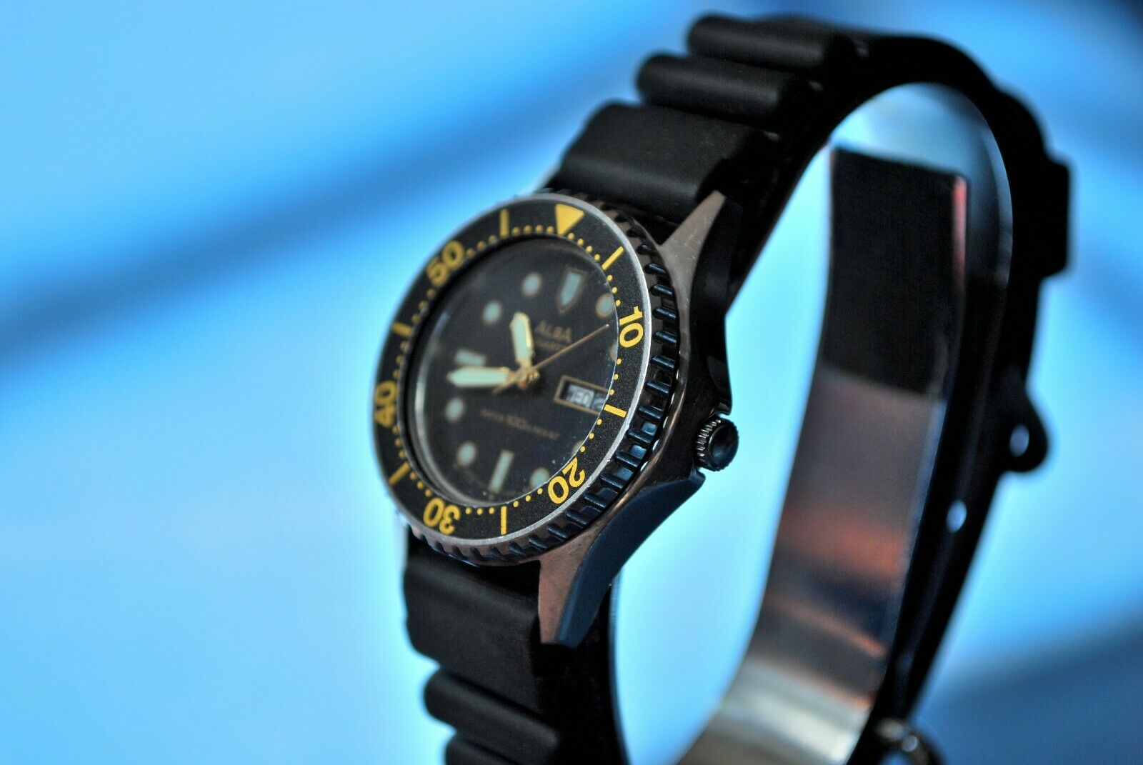 VINTAGE SEIKO/ALBA V243-0060 AO. ANALOGUE 10 BAR WATER RESISTANT 