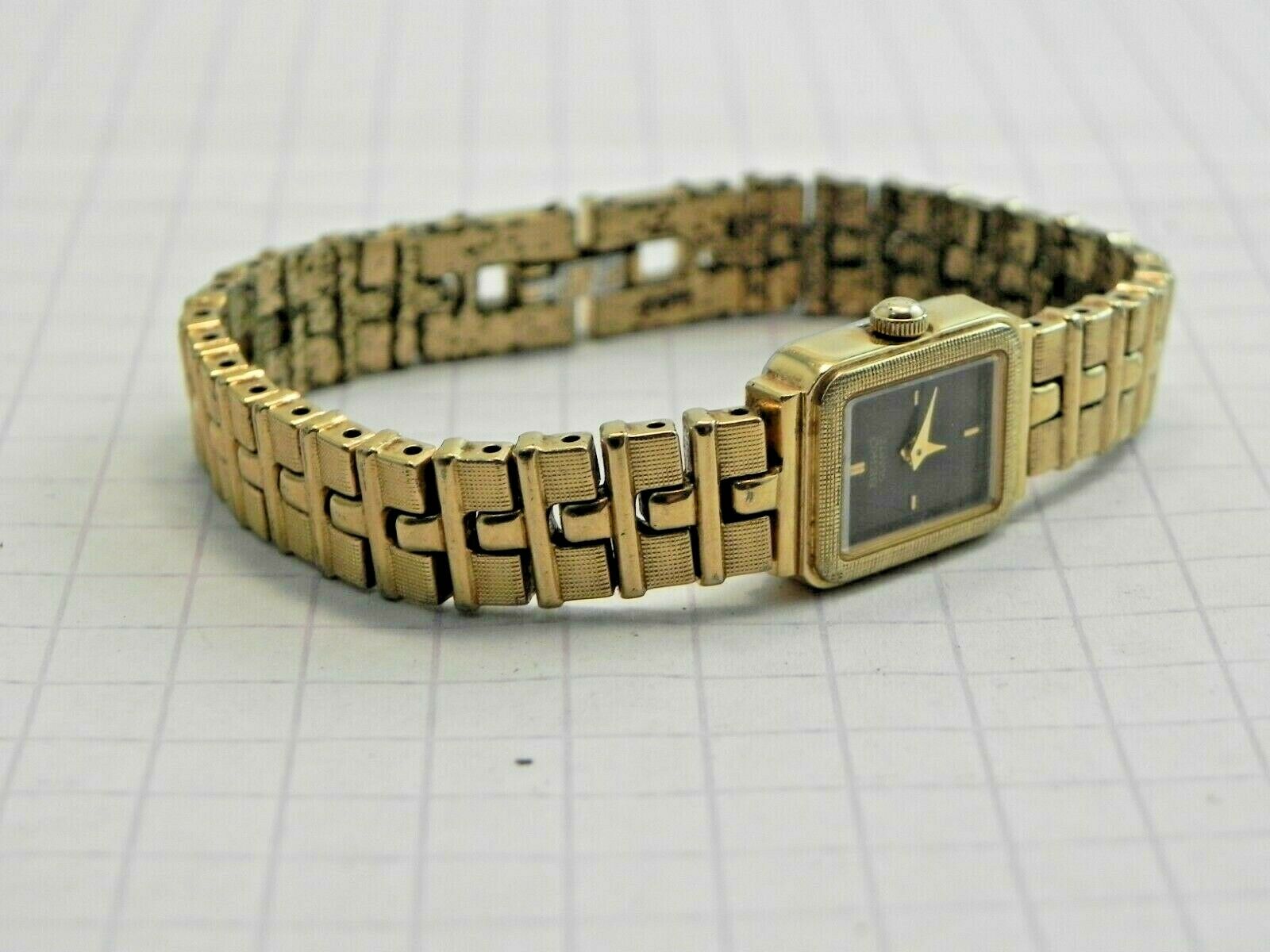 Woman's Seiko 1E20-5689 Dress Wrist Watch-New Battery-Gold Tone