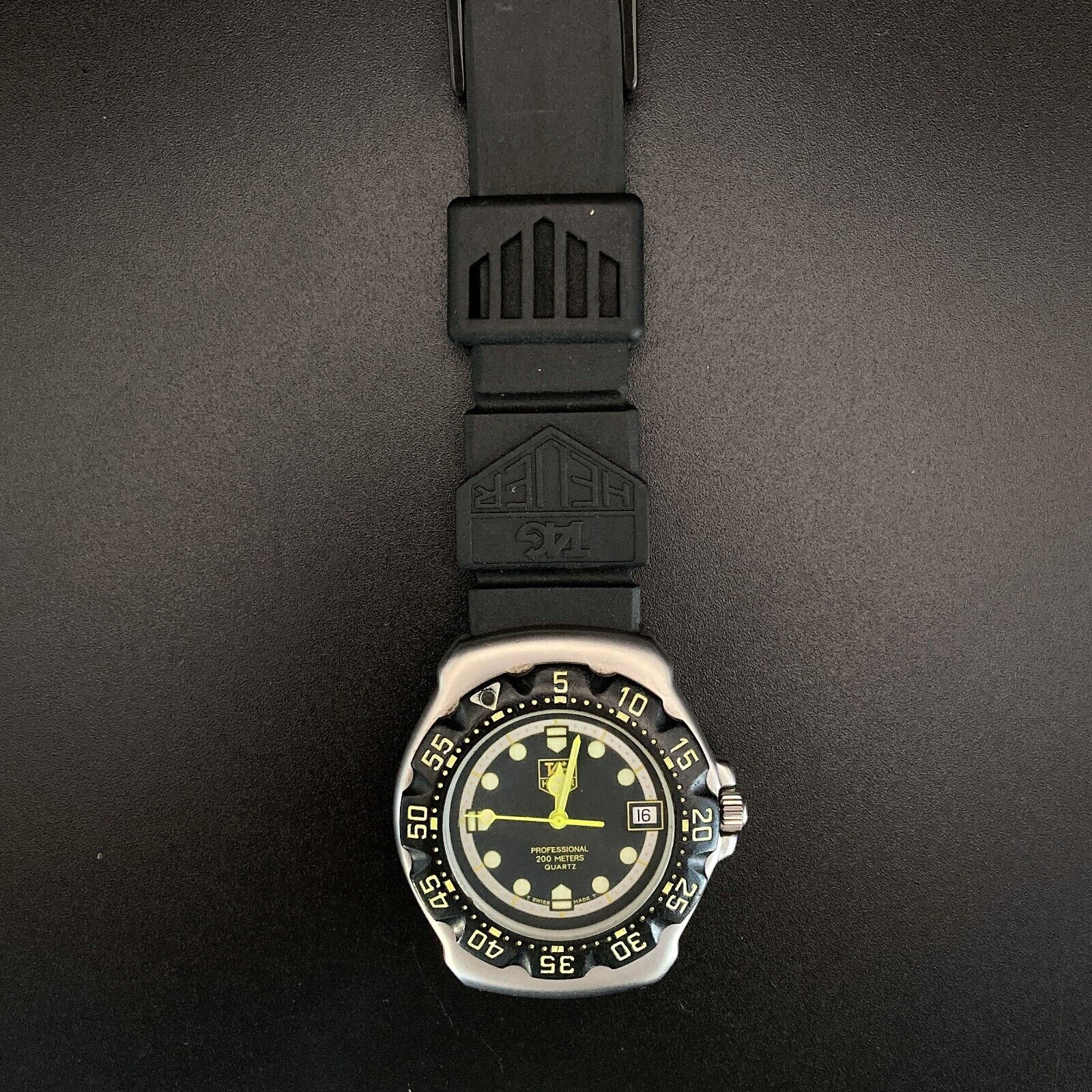 TAG HEUER 376.513 F1 35mm YELLOW DATE VINTAGE WATCH SWISS MADE