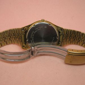 Seiko Quartz for parts or repairs, missing crystal | WatchCharts