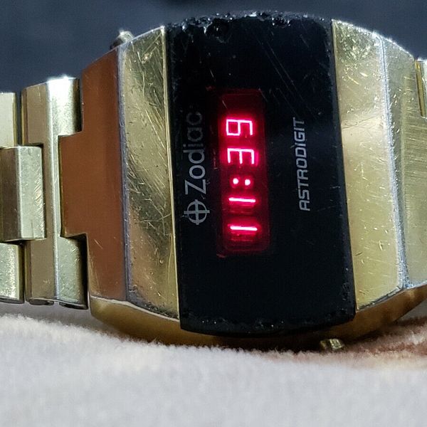 RARE VINTAGE ZODIAC ASTRODIGIT LCD DIGITAL QUARTZ MENS WATCH