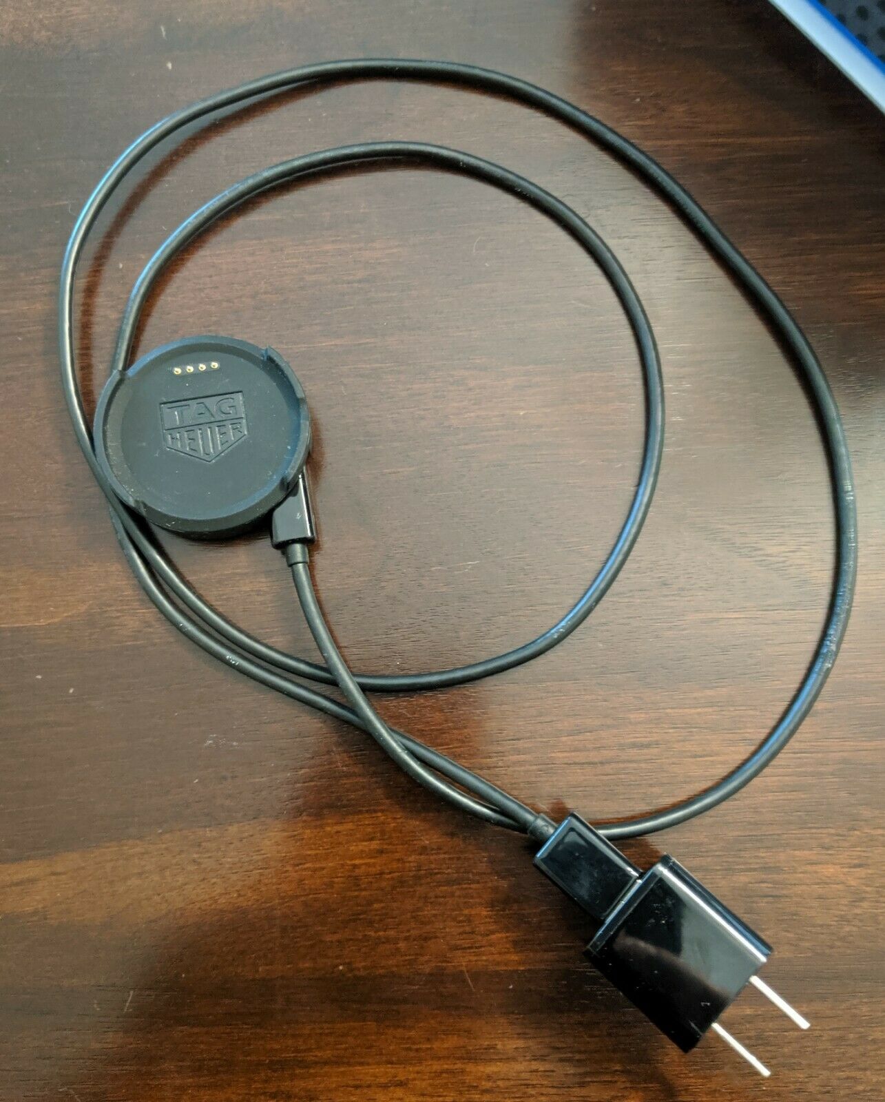 お客さんからこの時計をもらったんだ。充電器だけ必要だけど、これを