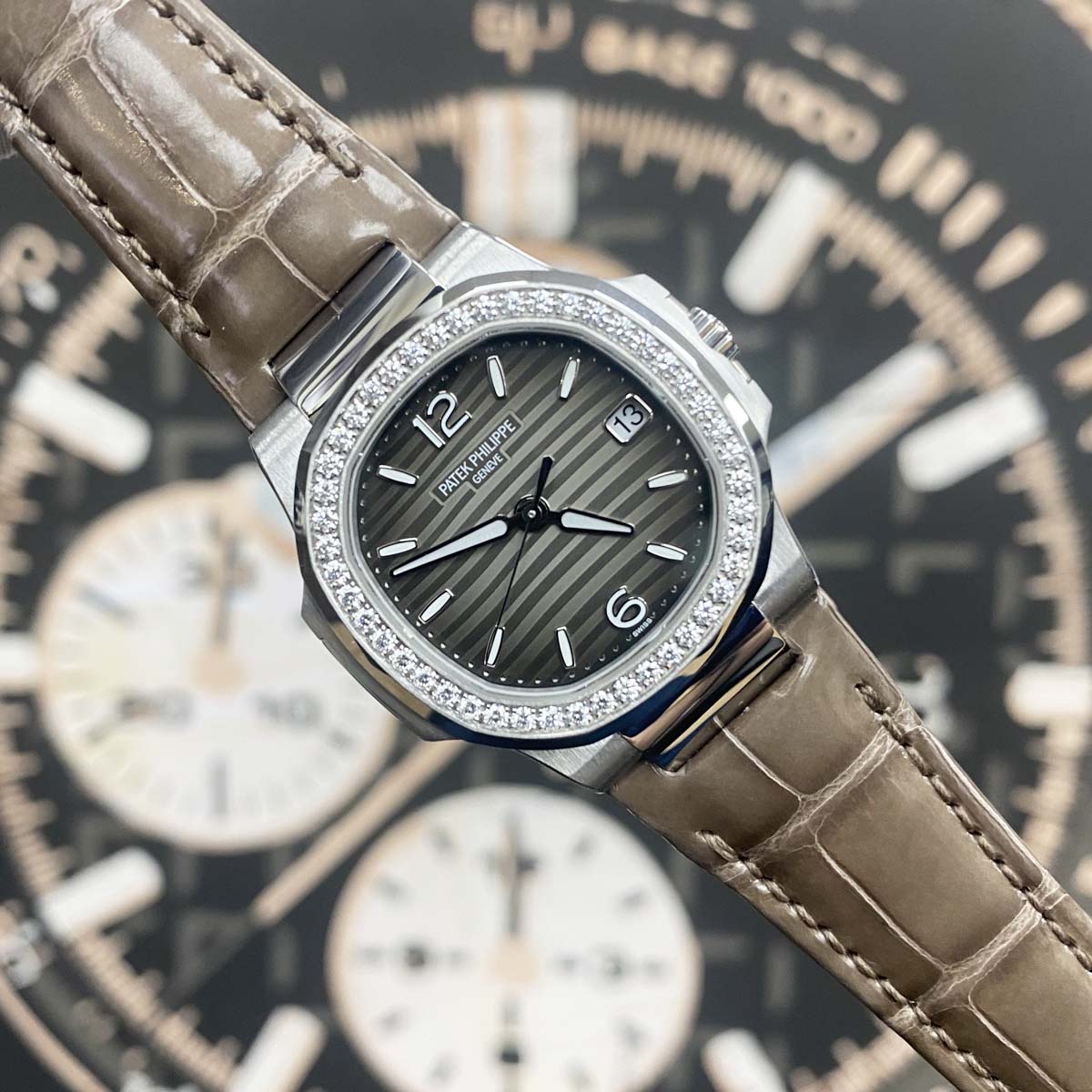 FS Patek Philippe MINT PAPERS Nautilus Quartz White Gold Grey