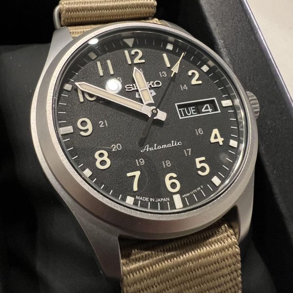 Montre Automatique Seiko 5 SRPG35 - Boîtier Acier 39mm - Cadran Noir Chiffres Arabes - Bracelet Nylon Beige