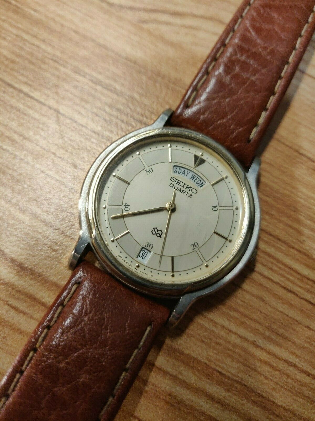 Vintage Seiko 5Y23-6A19 Mens Watch 33mm Cream Dial Leather Day Date New Battery Rare Vintage Seiko Quartz 5Y23-6A19 Daydate, New battery  main image 3