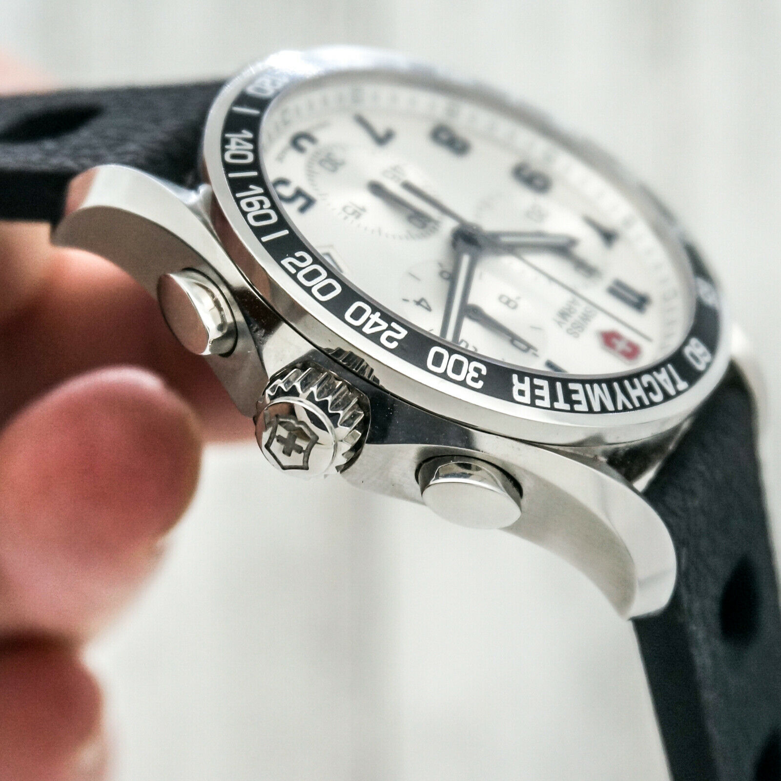 MONARCH 限定カラー　ホワイトシルバー Victorinox Swiss Army Mens Watch 241126 Silver Chronograph Date