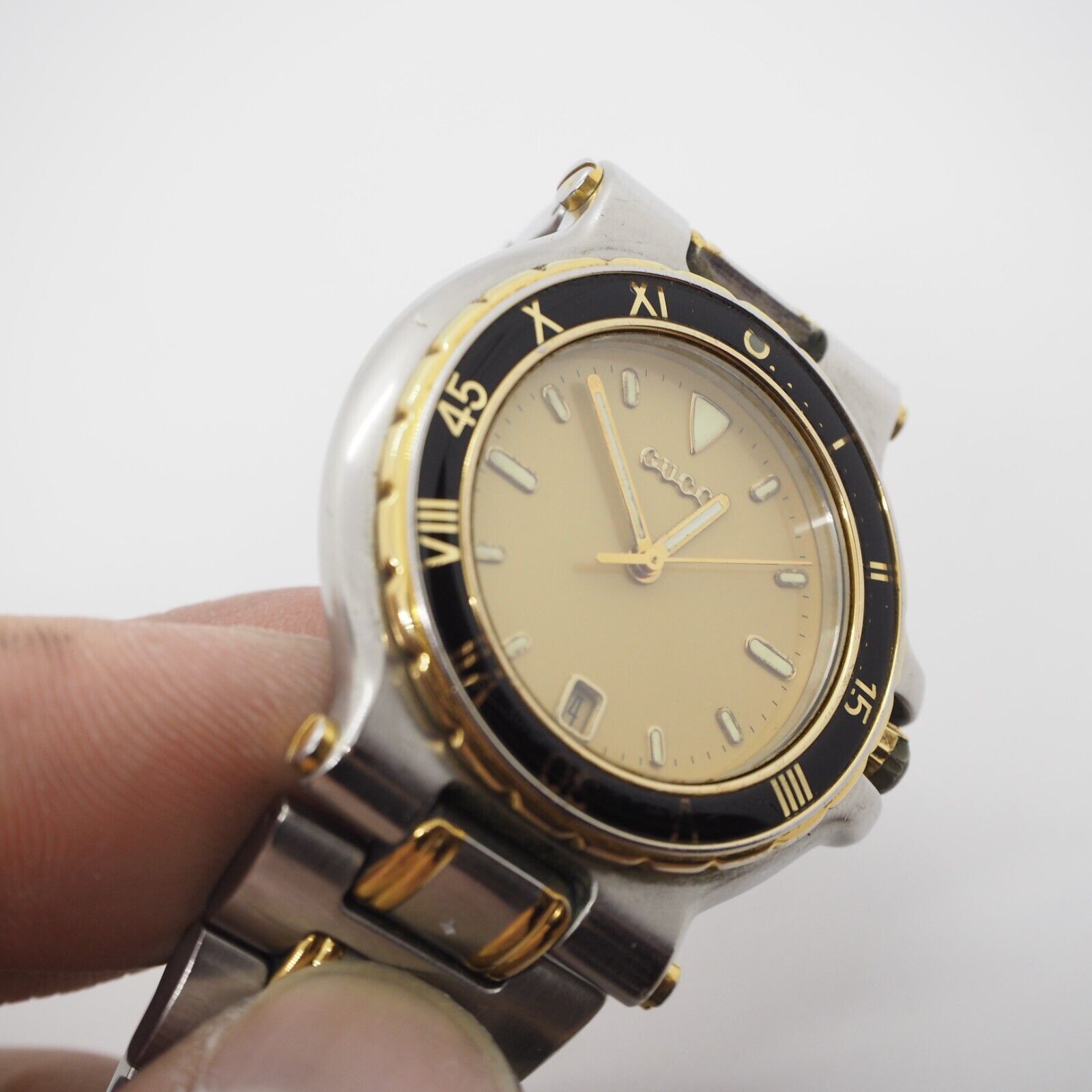 Gucci 9700M Diver'S Watch Quartz Men 35mm Round Gold Silver