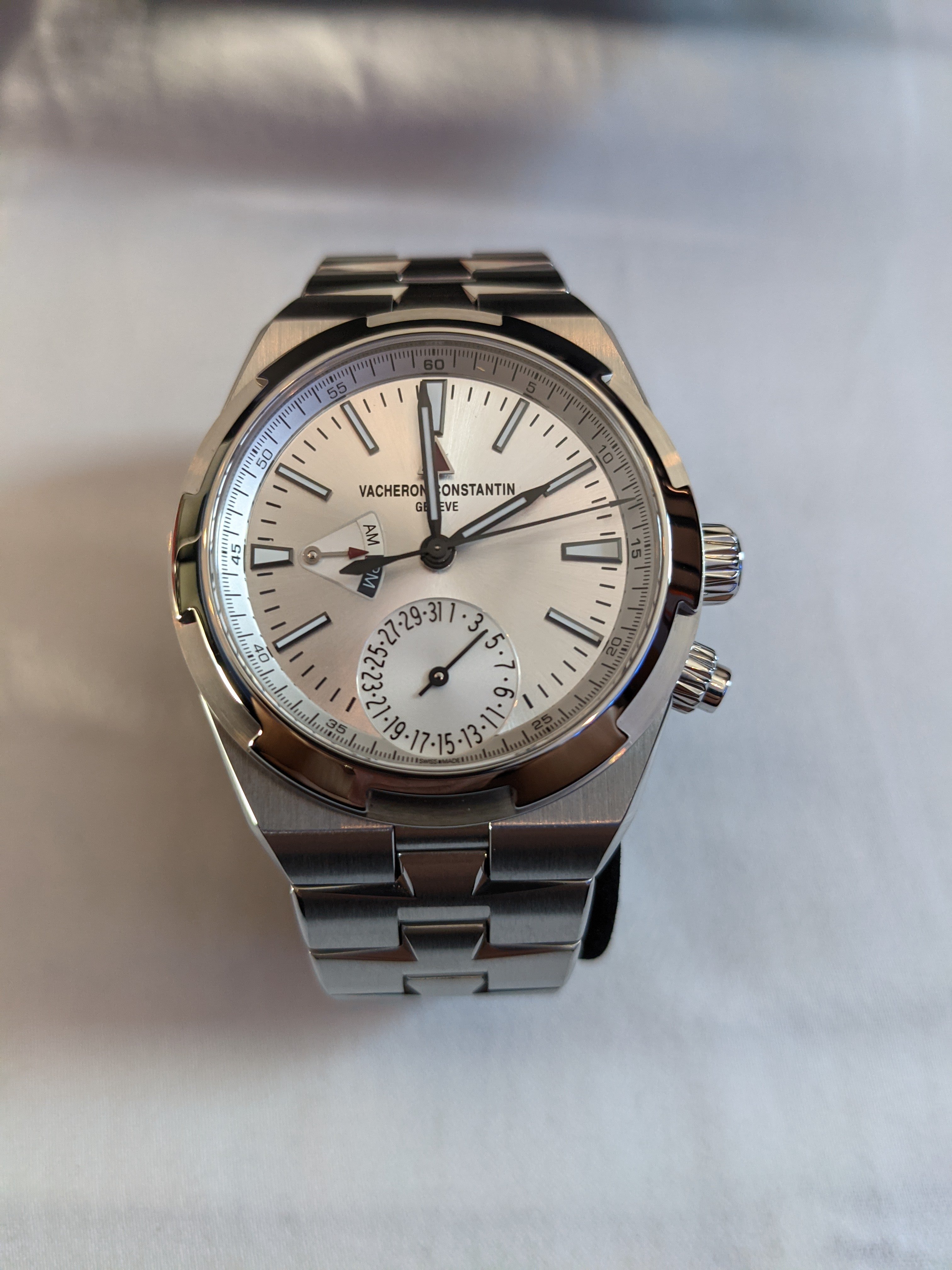 Vacheron Constantin Unworn Overseas Dual Time 41mm - Silver