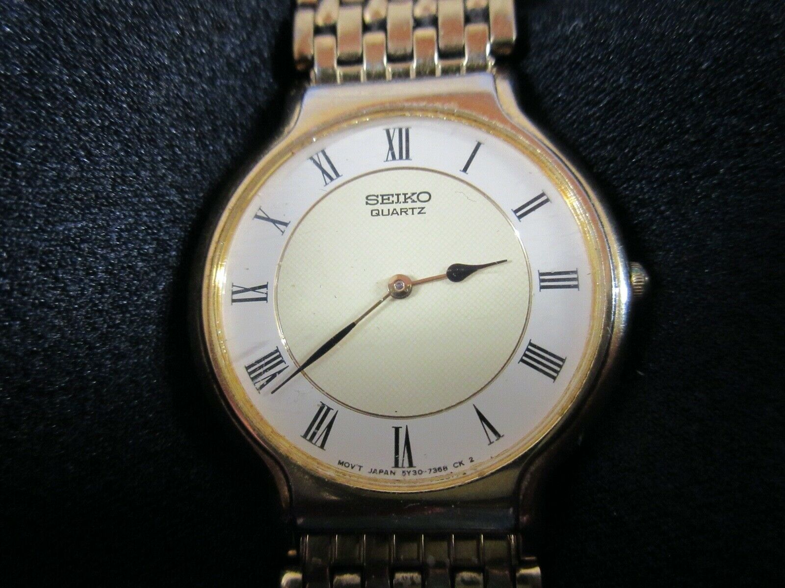 Vintage Seiko Gold Tone Thin Mens Dress Watch 5Y30 7020 Roman Gold