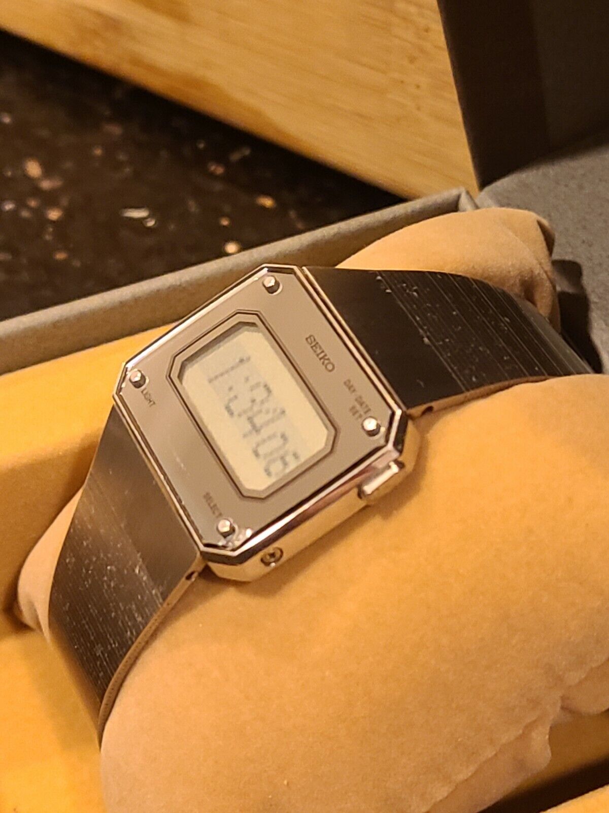Rare Silver Seiko D031-4000 First Dot Matrix LCD Scrolling Watch w 
