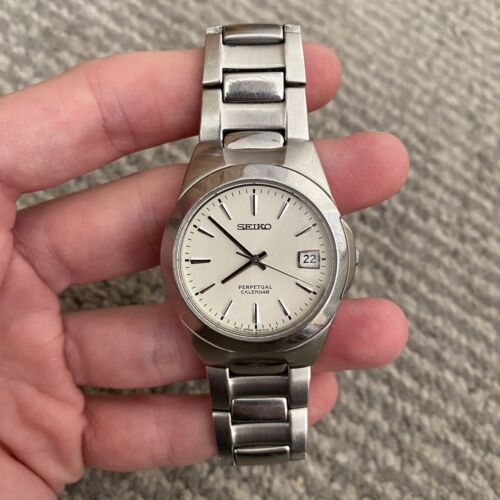 SEIKO PERPETUAL CALENDAR 8F32 0090 WHITE DIAL DATE WATCH NEEDS